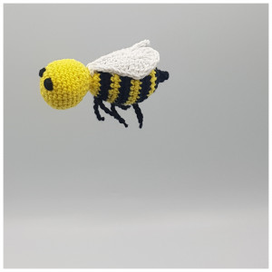 Hum Hum Hum Little Bee About - Boîte à Comptines par Rito Krea - Modèle de Crochet - Abeille