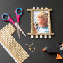 Cadre photo DIY en bâtonnets de Popsicle par Rito Krea - Guide du cadre photo DIY