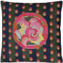 Kit de broderie Queen's Embroidery - Broderie de coussin rose 40 x 40 cm - Dessin de la Reine Margrethe II